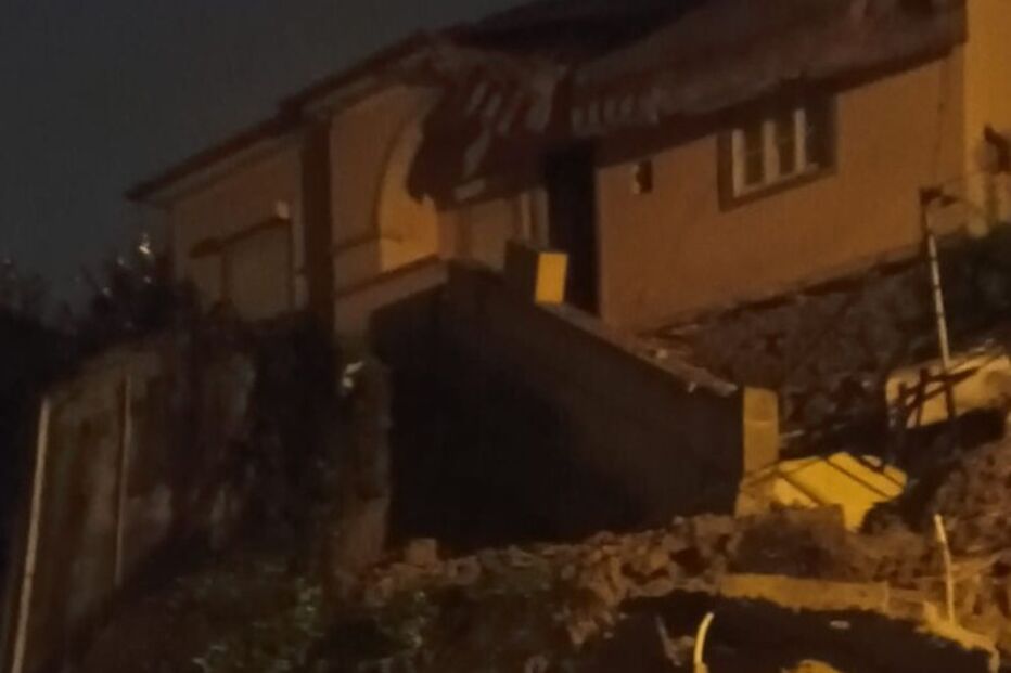 Derrocada corta Rua 1.º de Maio em Porto Brandão