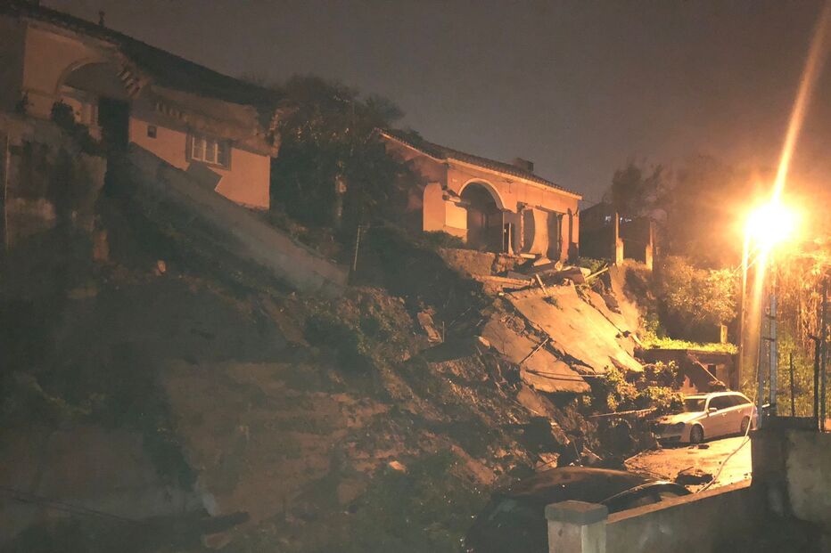 Derrocada corta Rua 1.º de Maio em Porto Brandão