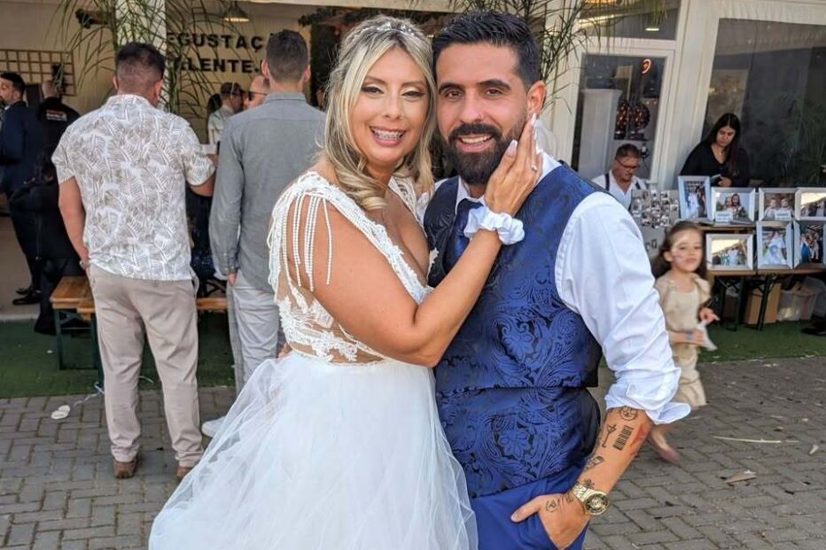 Noivos celebram enlace matrimonial com amigos e familiares