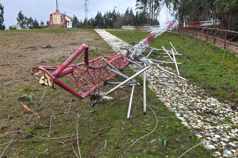 Torre da Rádio Mundial FM derrubada em Vila Nova de Poiares