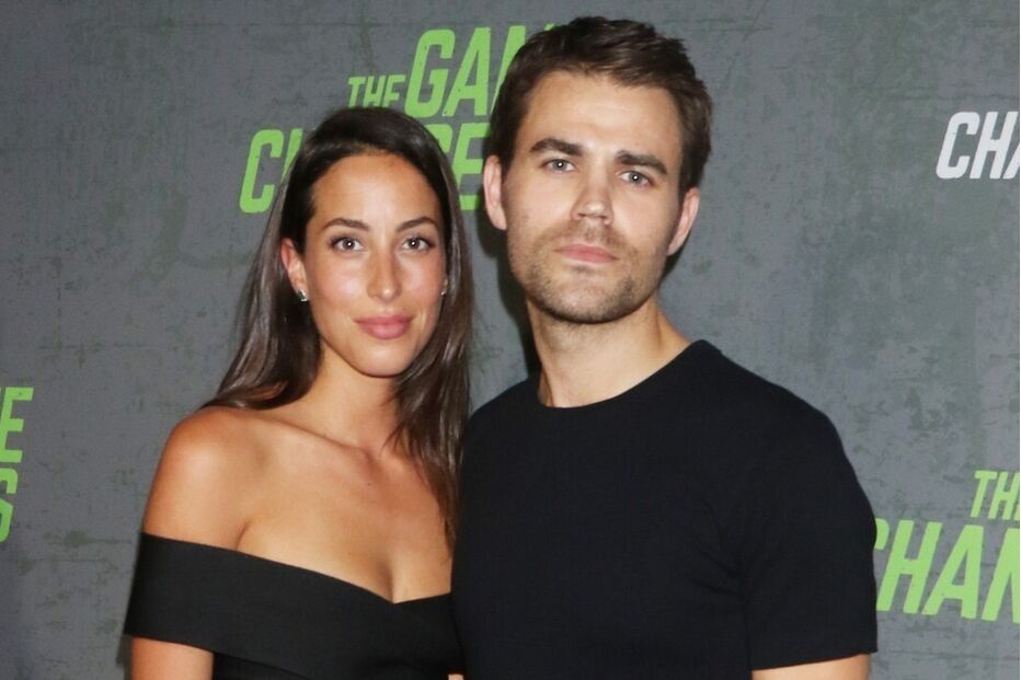 Casal posa no evento de 