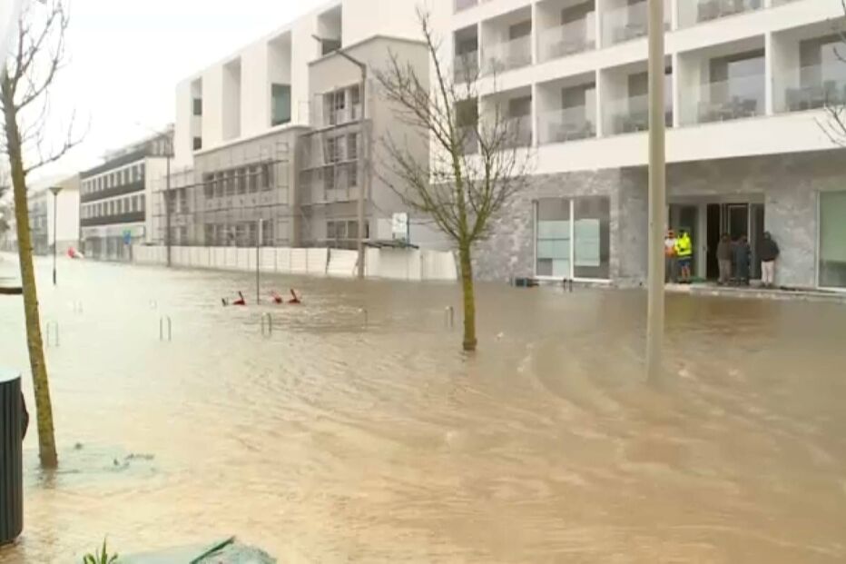 Chuva intensa e água do Rio Sado inundam estradas em Alcácer do Sal. Lar de idosos evacuado  