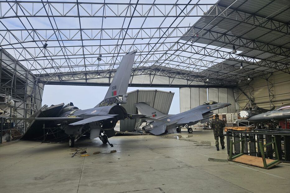 Dois F16 danificados no hangar da Base Aérea 5, em Monte Real