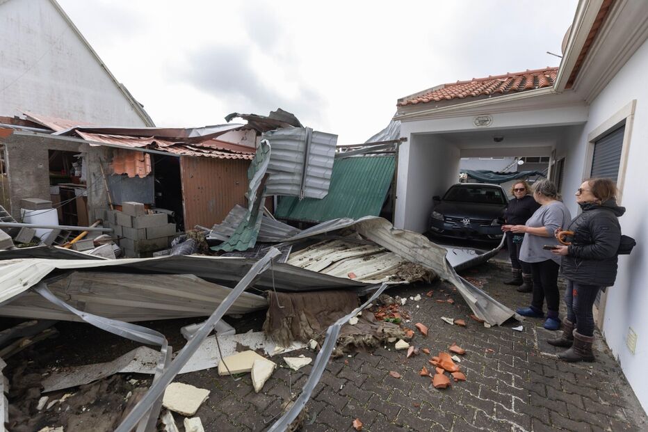 Depressão Kristin deixa rasto de destruição na aldeia de Barracão, concelho de Leiria