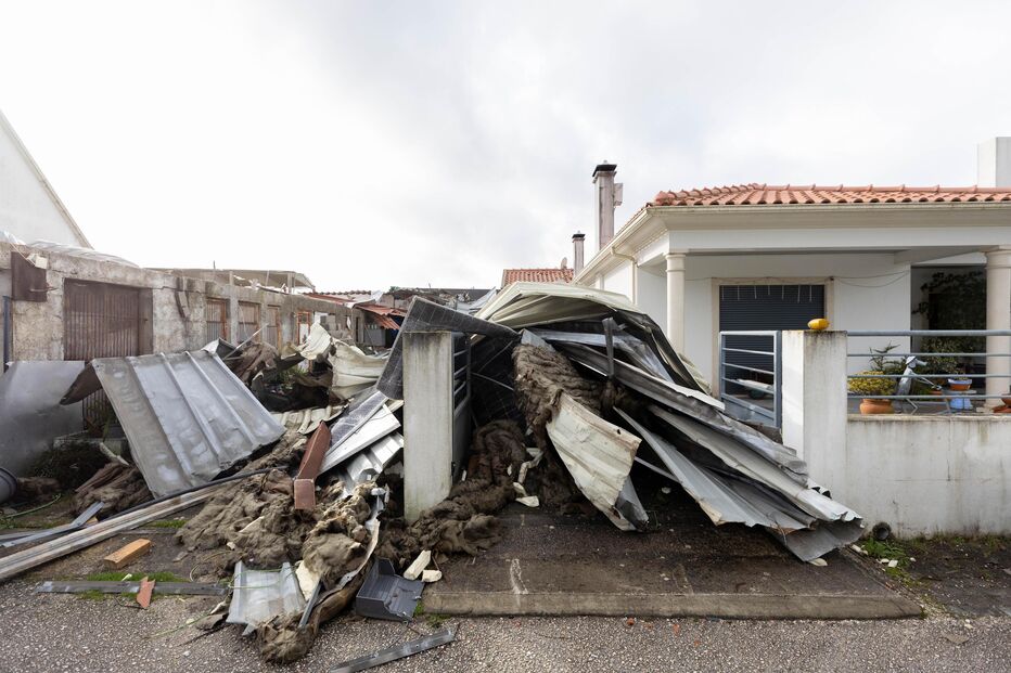 Depressão Kristin deixa rasto de destruição na aldeia de Barracão, concelho de Leiria