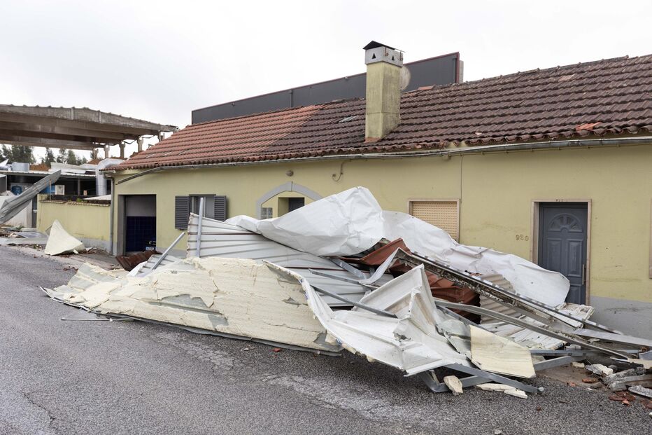 Depressão Kristin deixa rasto de destruição na aldeia de Barracão, concelho de Leiria