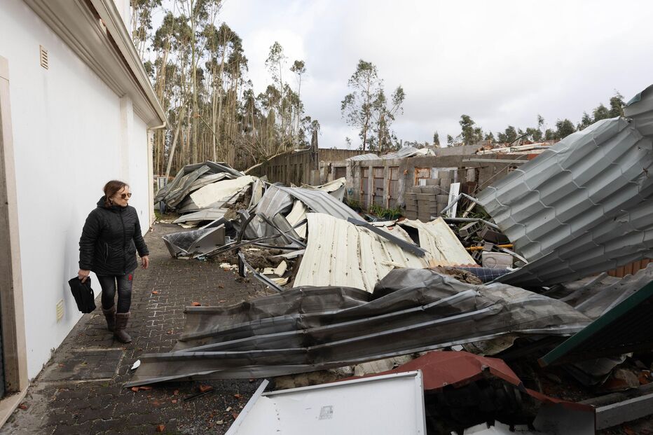 Depressão Kristin deixa rasto de destruição na aldeia de Barracão, concelho de Leiria