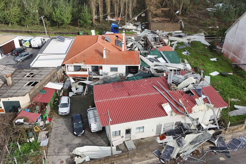 Depressão Kristin deixa rasto de destruição na aldeia de Barracão, concelho de Leiria