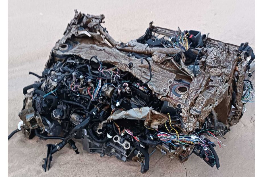 Destroços de carro na praia