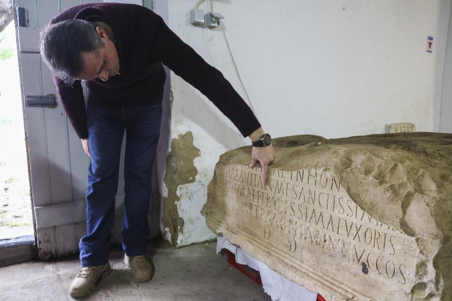 Descoberta base de antiga estátua romana epigrafada com duas toneladas em Faro