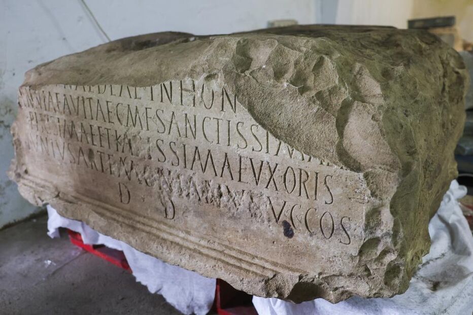 Descoberta base de antiga estátua romana epigrafada com duas toneladas em Faro