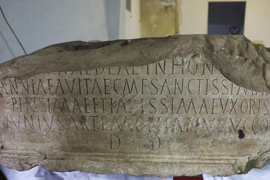 Descoberta base de antiga estátua romana epigrafada com duas toneladas em Faro