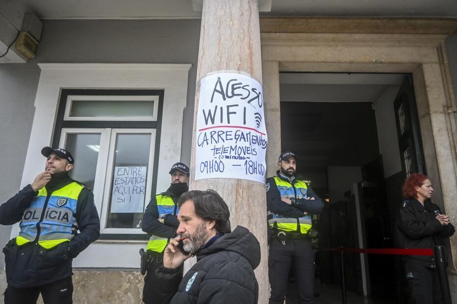 Polícias asseguram acesso a Wi-Fi e carregamento de telemóveis
