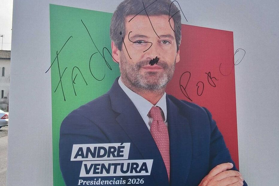 Cartazes de campanha de André Ventura vandalizados no distrito de Aveiro