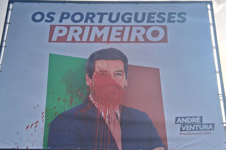 Cartazes de campanha de André Ventura vandalizados no distrito de Aveiro