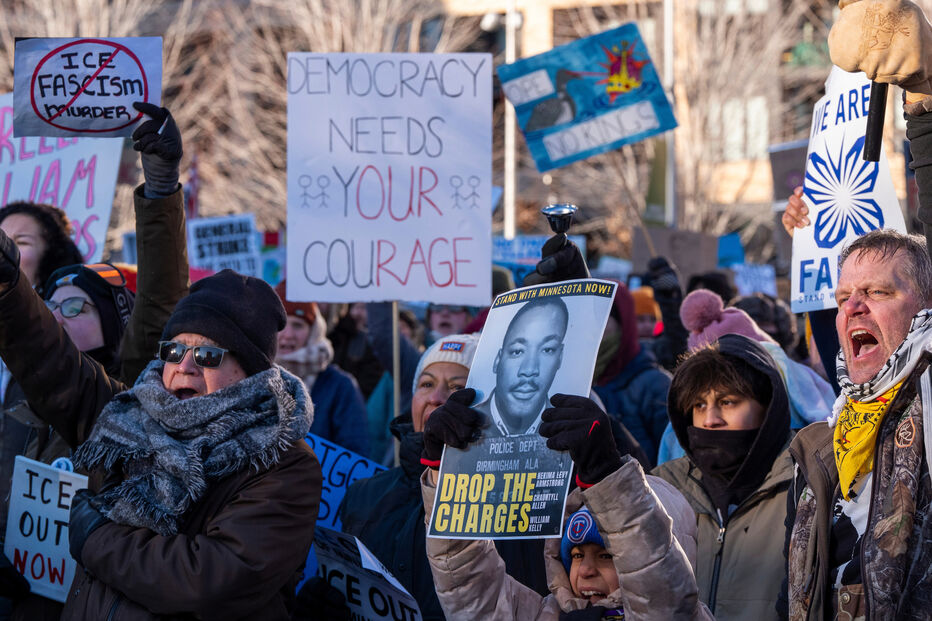 Milhares de manifestantes protestam em Minneapolis contra política de imigração de Trump