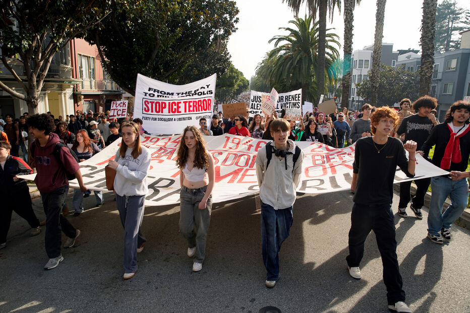 Milhares de manifestantes protestam em Minneapolis contra política de imigração de Trump