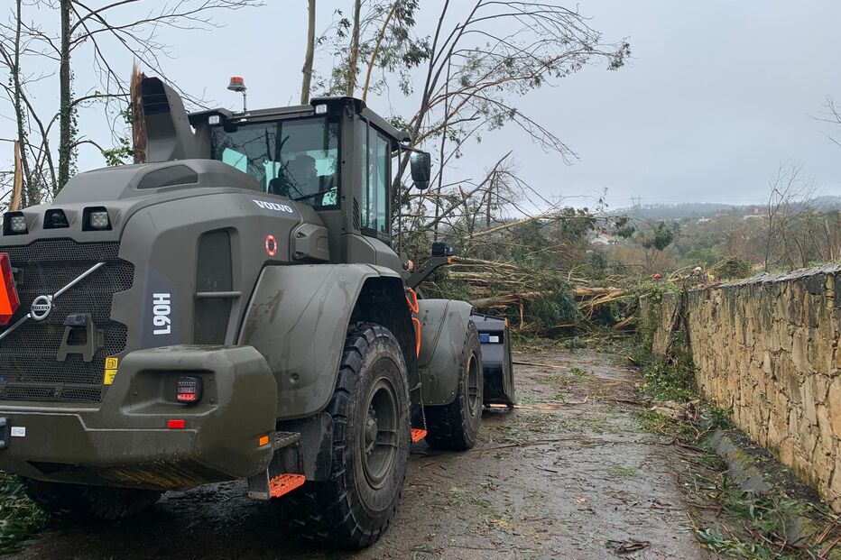 Máquina remove destroços de tempestade com apoio do exército