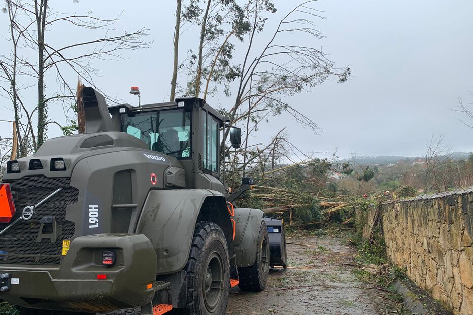 Máquina remove destroços de tempestade com apoio do exército