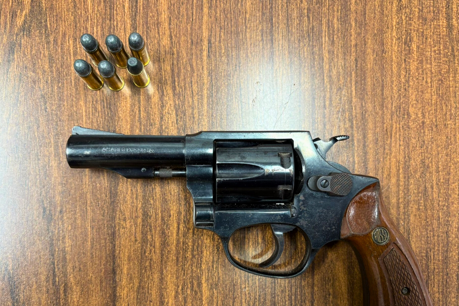 Revólver e munições apreendidas pela Polícia de Segurança Pública