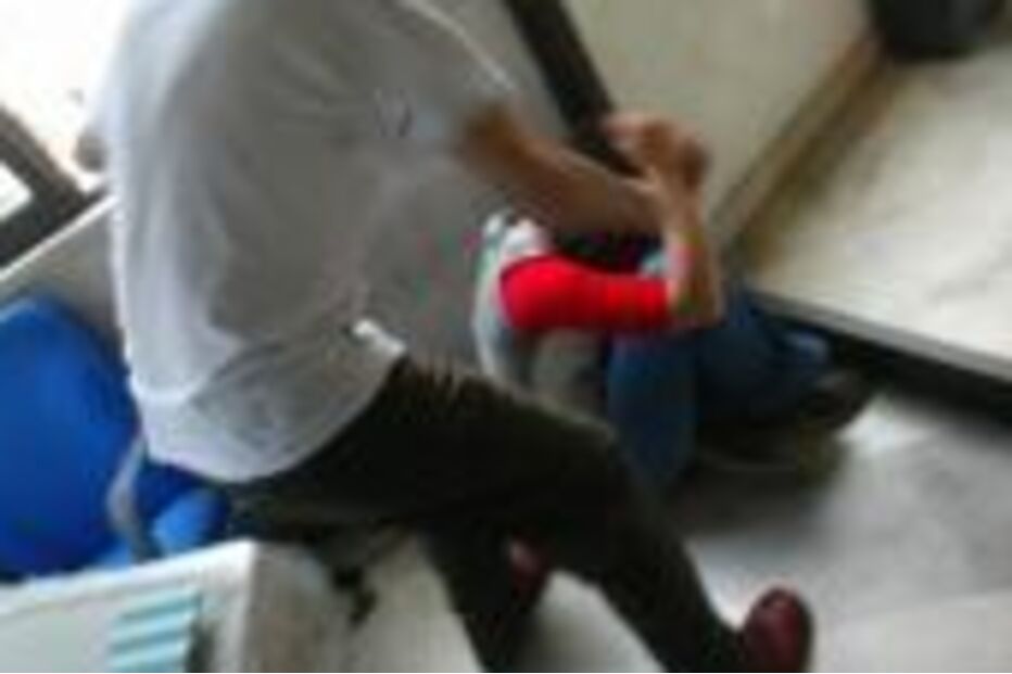 Uma pessoa sentada oferece apoio a outra