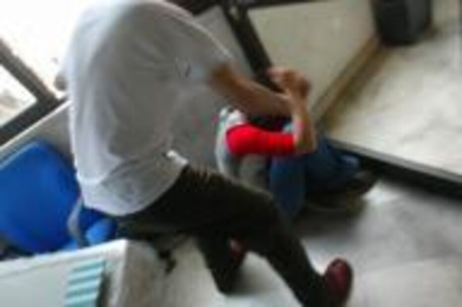 Uma pessoa sentada oferece apoio a outra