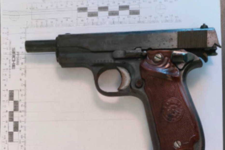 Pistola e munições apreendidas pela Polícia de Segurança Pública