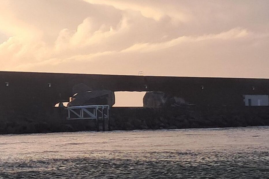 Mar abre 'buraco' no quebra-mar do Porto de Leixões