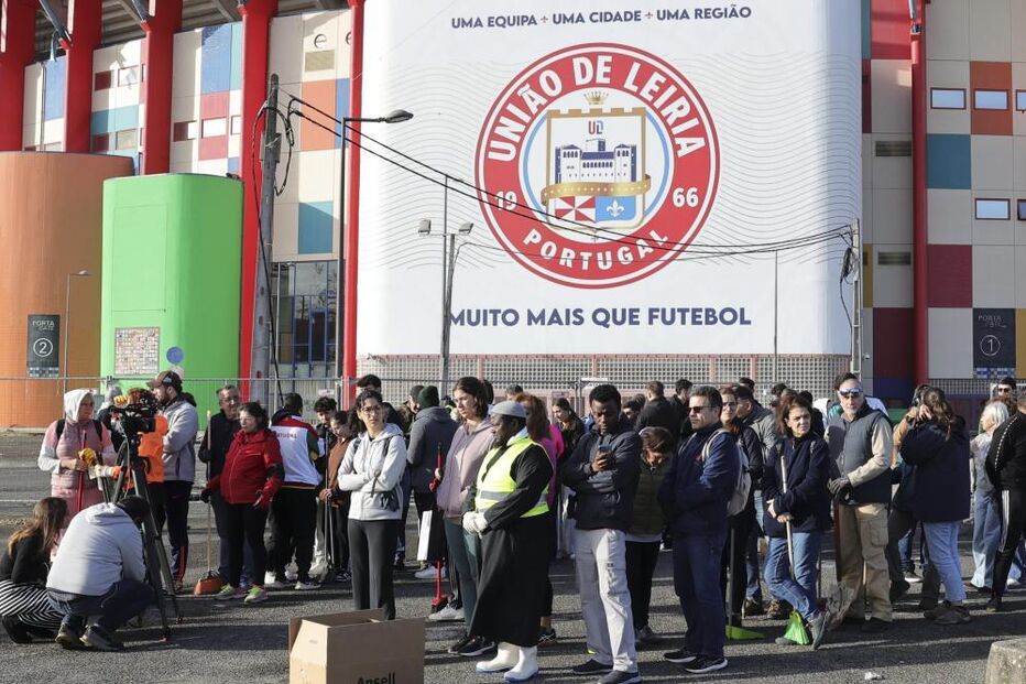 Voluntários reúnem-se em Leiria para limpar a cidade e mostrar o seu apoio ao futebol