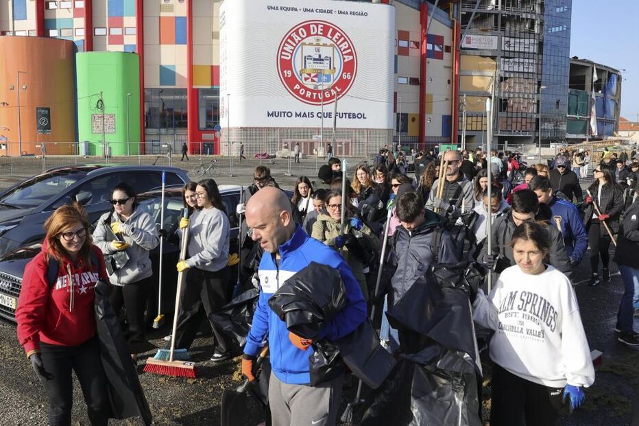 Voluntários limpam a cidade de Leiria