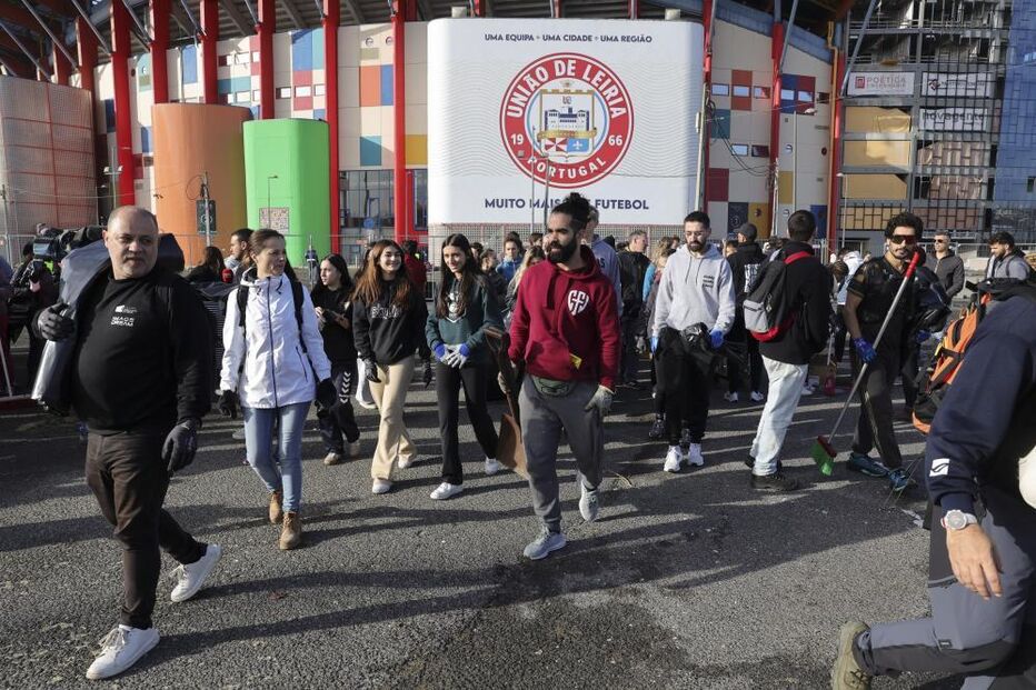 Voluntários limpam a cidade de Leiria junto ao estádio