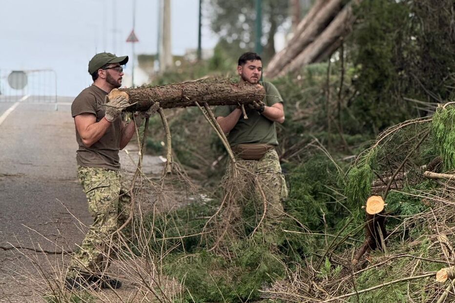 Militares removem destroços após tempestade na Marinha Grande e Ourém