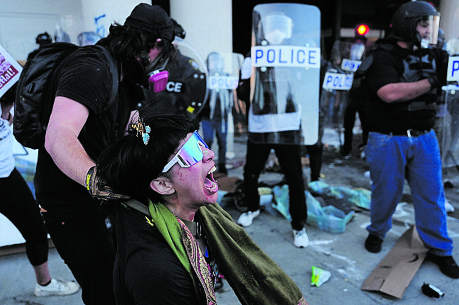 Manifestantes anti-ICE enfrentaram a polícia 