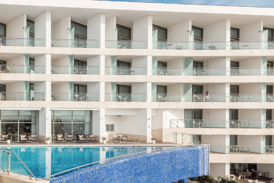 Hotel de luxo com piscina e área de lazer após queda de teto em sauna