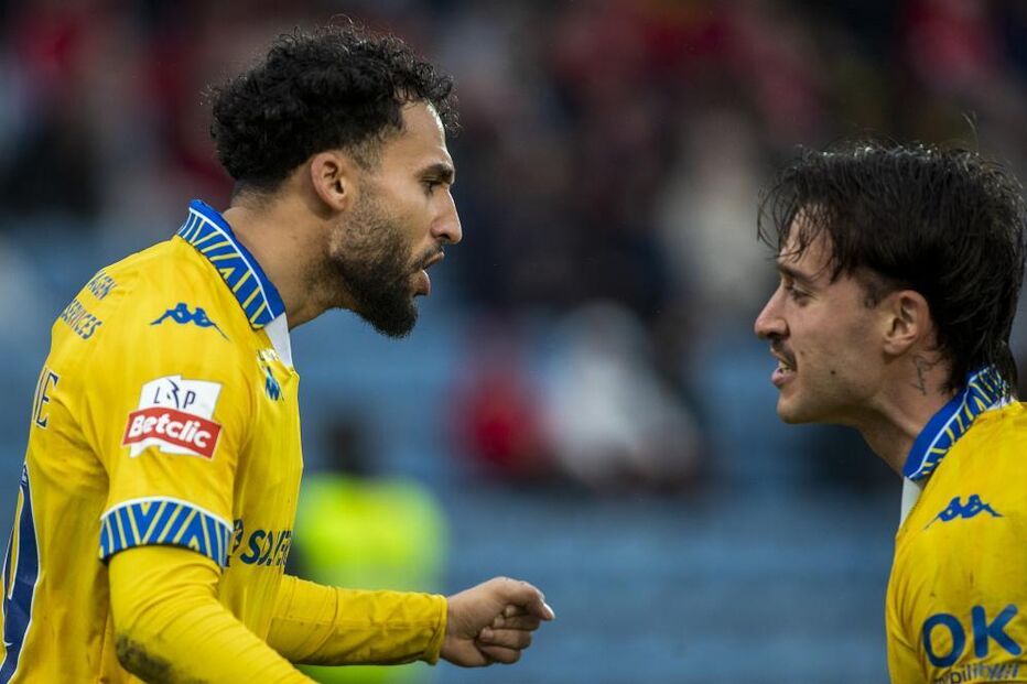 Jogadores do Estoril Praia celebram vitória contra o Santa Clara nos Açores