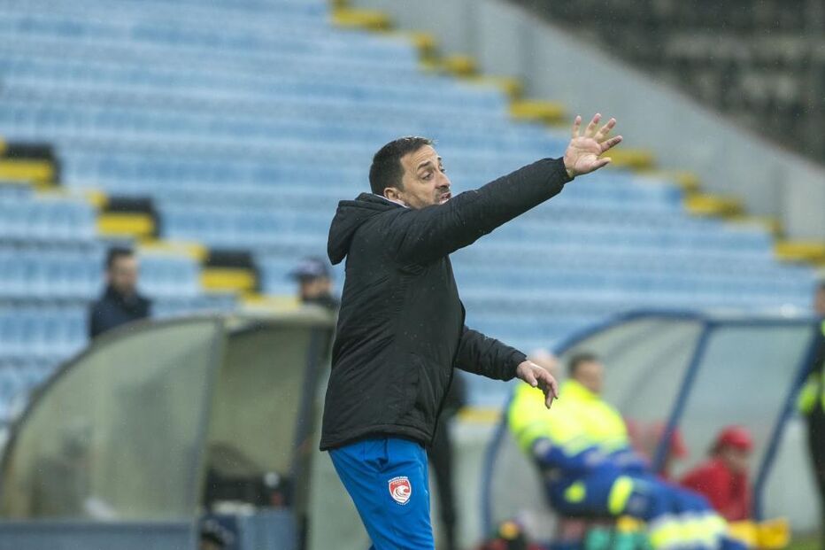 Vasco Matos deixa o comando técnico do Santa Clara