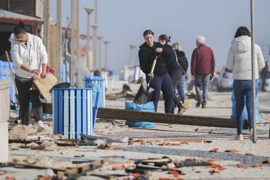 Moradores em Leiria limpam destroços com apoio dos bombeiros após abandono