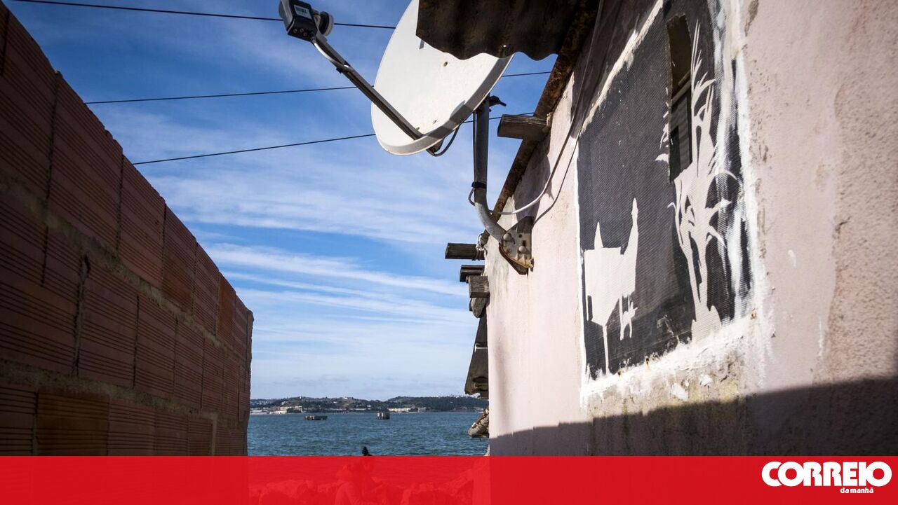 Rising sea threatens homes in Trafaria