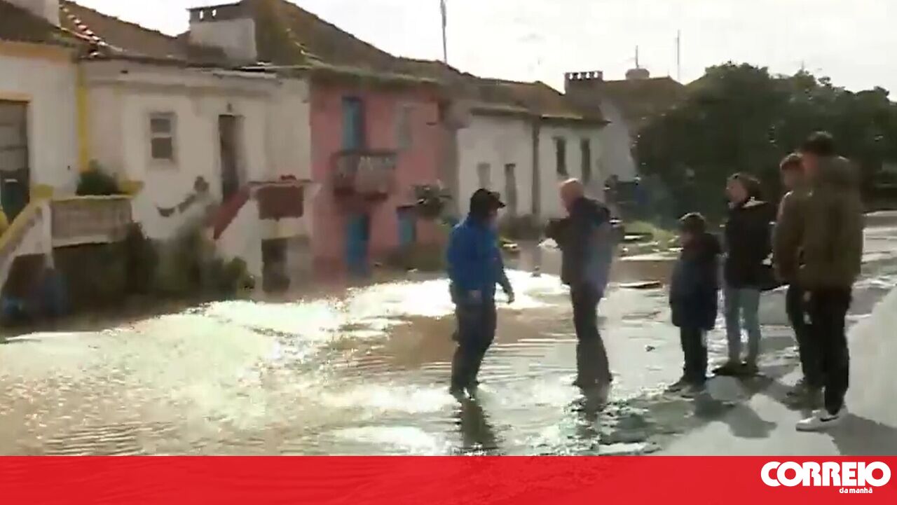 Evacuated homes and submerged cars in Ponte do Reguengo