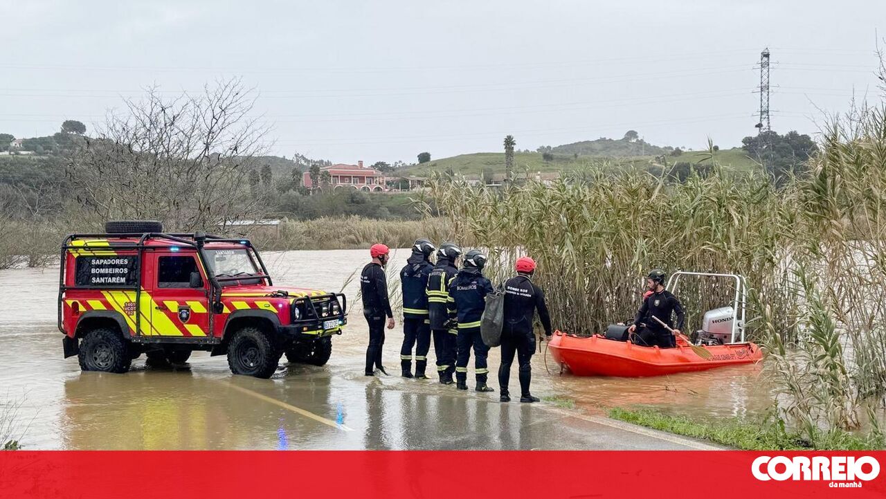 Two families rescued from houses partially submerged by floods in Santarém