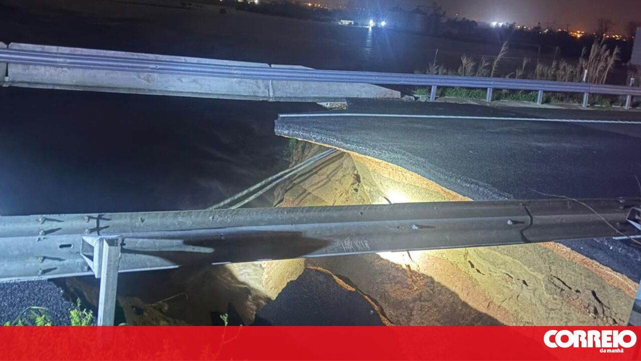 Part of the A1 collapses in the dyke area near the Mondego River in Coimbra