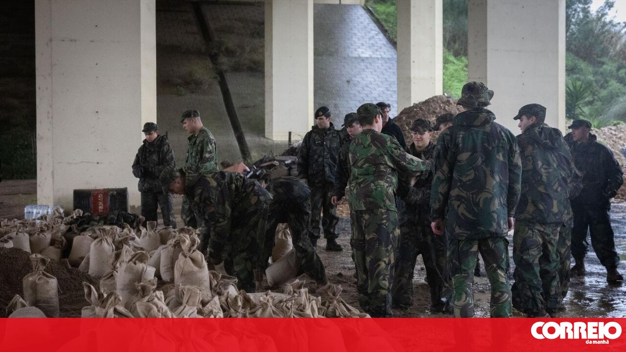 Flood breaches dyke, forcing evacuations and closure of the A1 in Coimbra