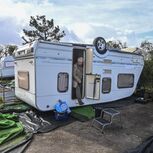 Rafael Santos saí da sua autocaravana no parque de campismo em São Pedro de Moel, depois da passagem da depressão Kristin por Portugal continental