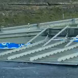 Placar de sinalização cai em cima de carro na A8 na zona de Loures