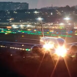 O momento em que avião com destino a Lisboa trava bruscamente para abortar descolagem em São Paulo no Brasil