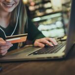 Mulher acedeu indevidamente a mais de 80 contas bancárias