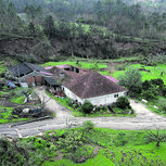 Estrada passa junto à moradia do casal