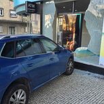 Carro abalroa fachada de Novo Banco em Gaia