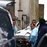 Vítima foi encontrada pelo irmão em paragem cardiorrespiratória. Na foto, o corpo a ser retirado 