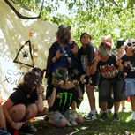 “Tenho momentos em que sou um cão”: Tendência viral dos ‘therians’ junta jovens vestidos de animais em Buenos Aires